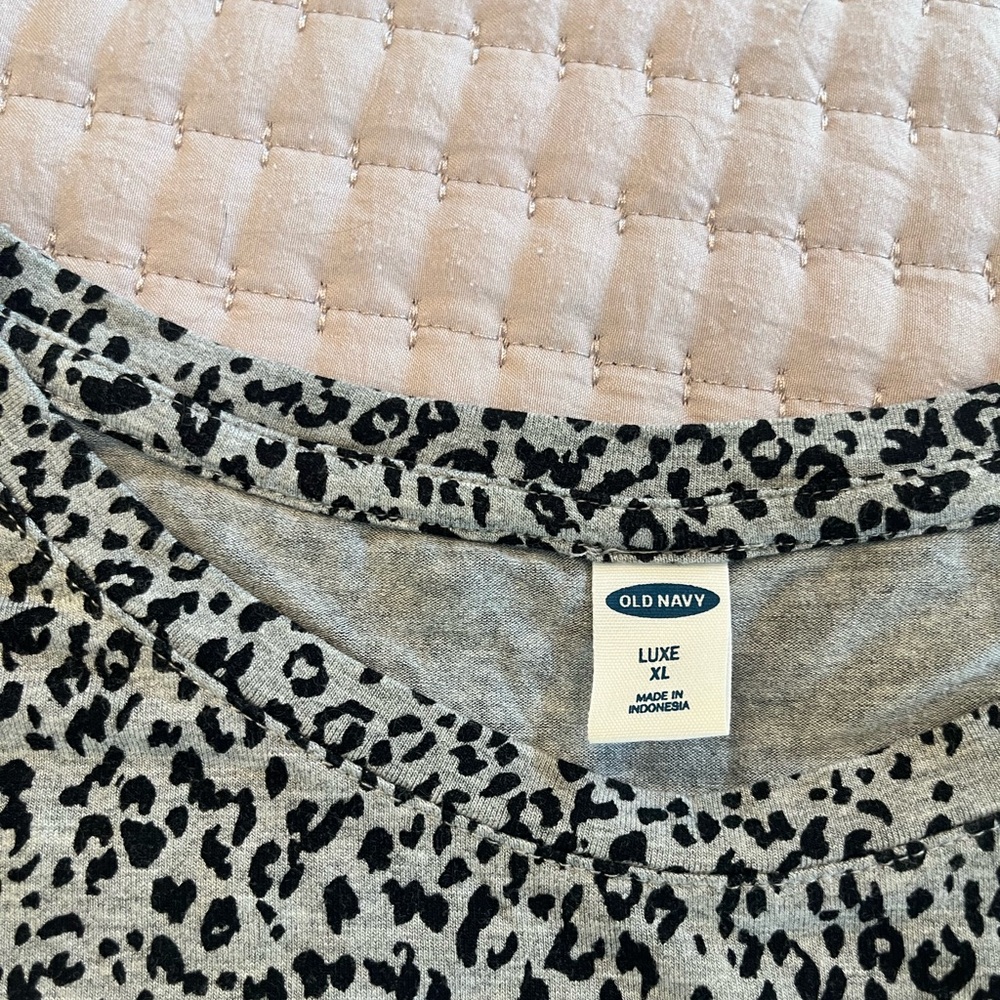Old Navy Gray Leopard Print Short Sleeve Tee - Picture 2 of 5